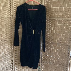 NWOT TROVARE’ bl velour crushed dress w/ gold clasp on waist. Chic. Medium.